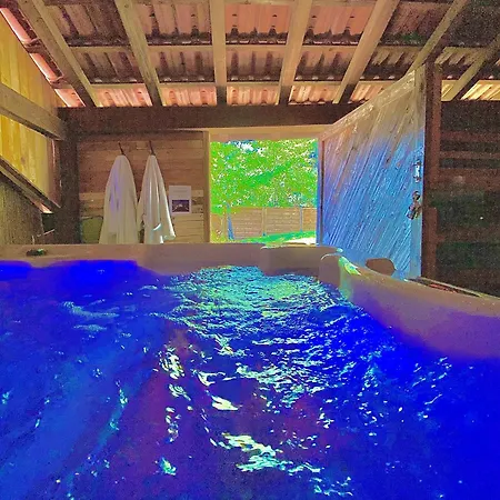 Du Faye Avec Jacuzzi Prive דירה